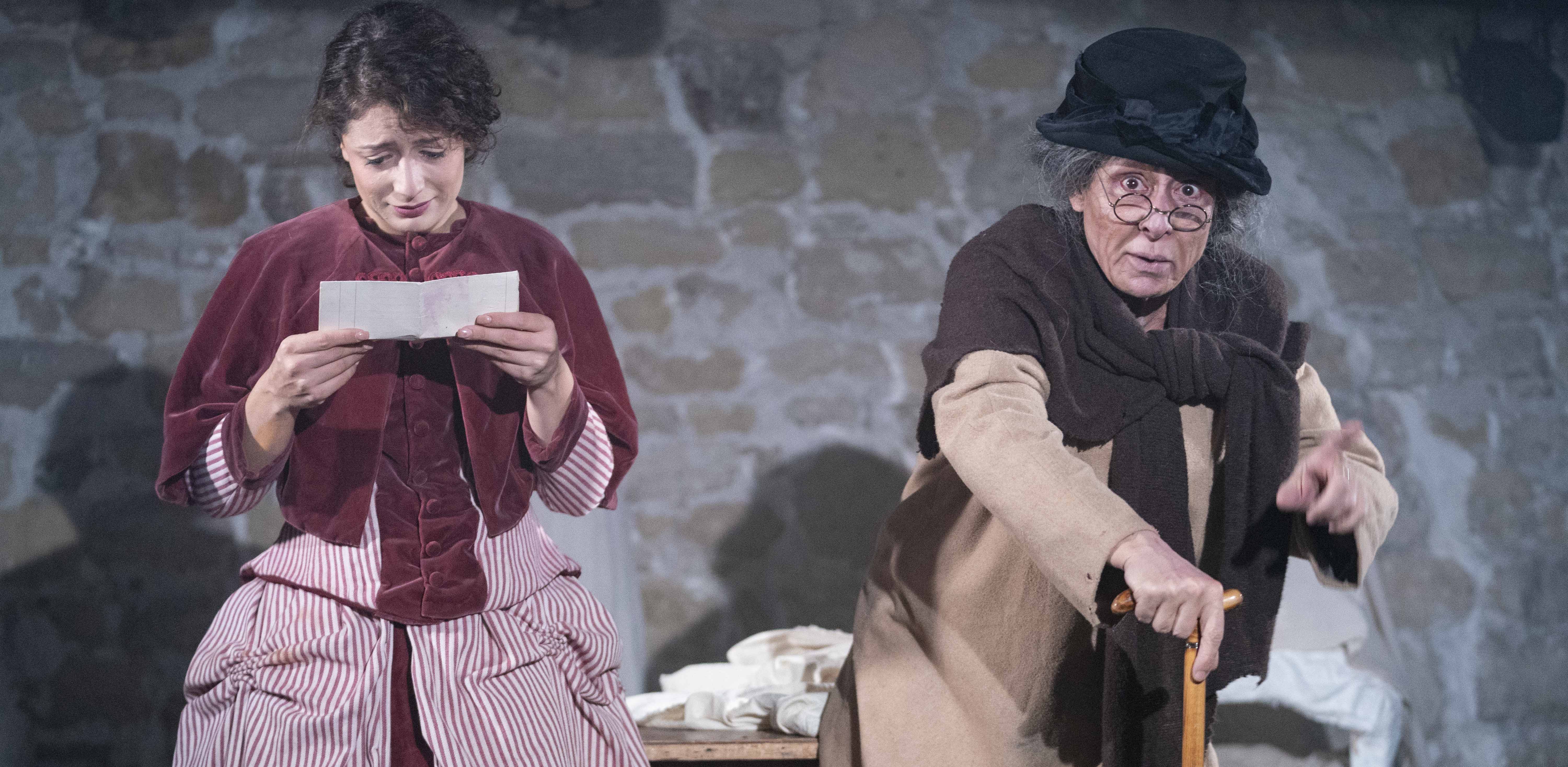 lola lit la lettre RODIN.jpg